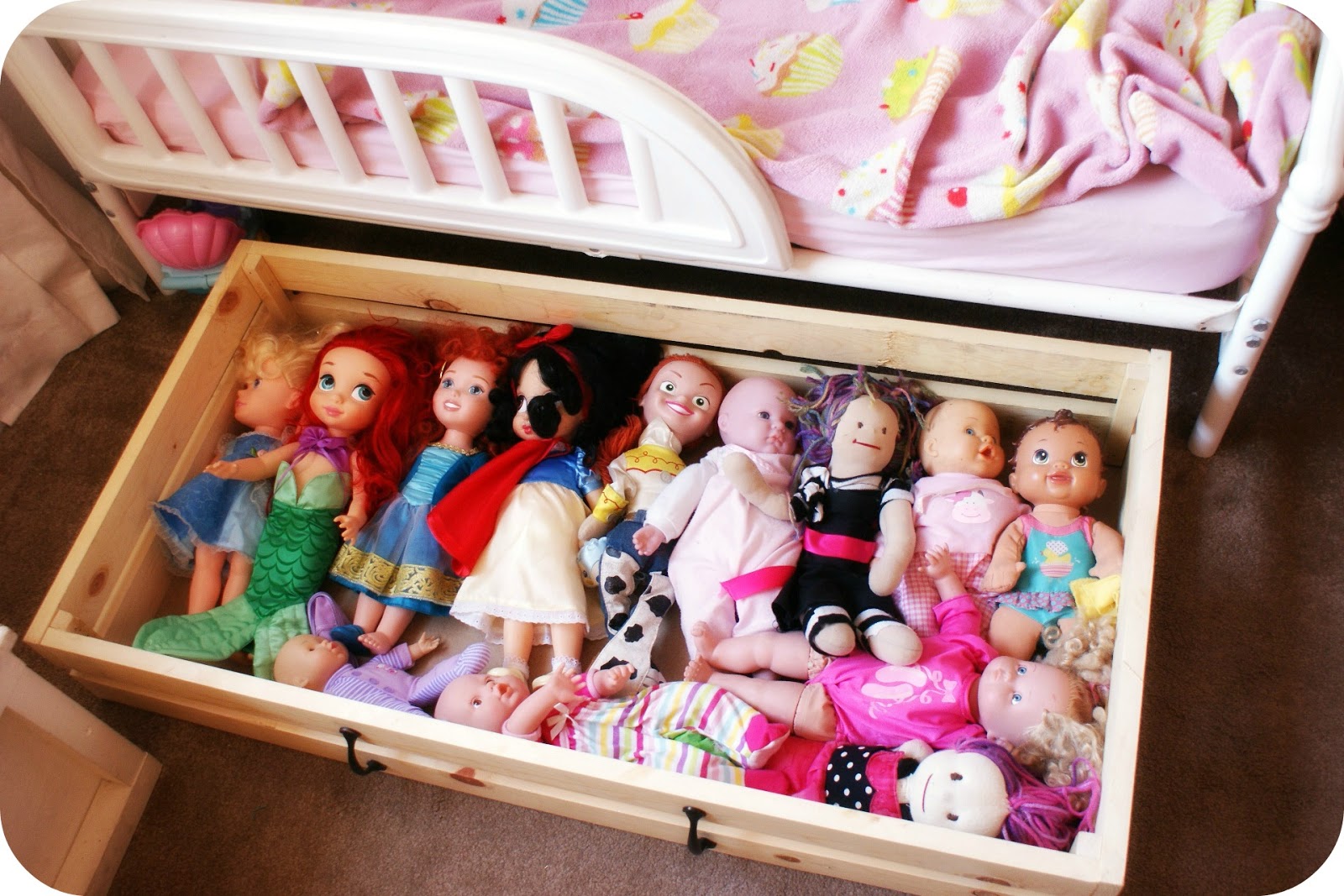 I Heart My Glue Gun: DIY Doll Storage